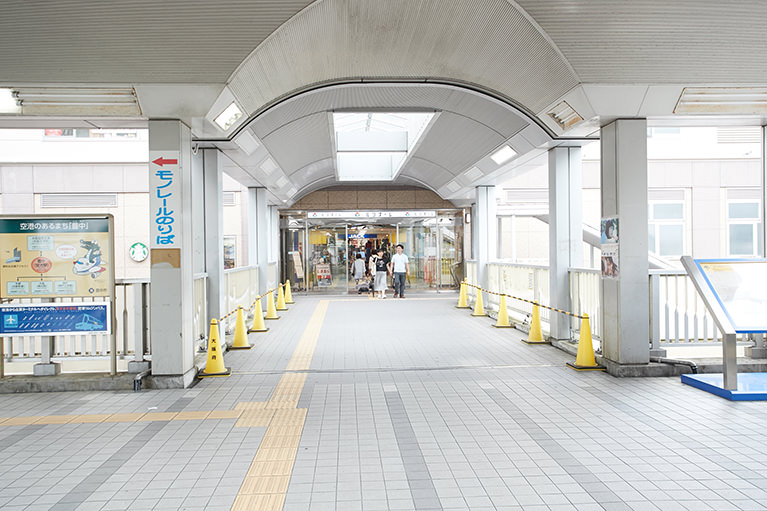 (1) 阪急蛍池駅の改札を通ったら、右の西出口に出てください。